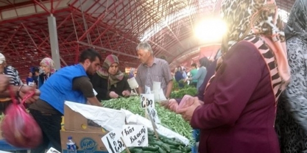 Semt pazarları el yakıyor: Canı bir şey çeker diye çocuğumu getiremiyorum, bir kilo meyve alınca bütçeyi aşıyoruz