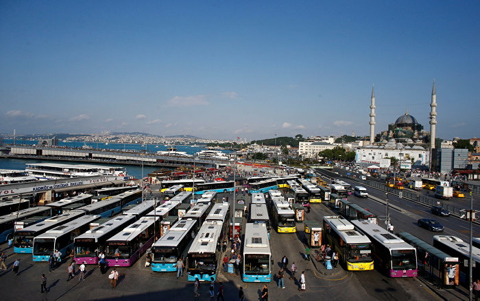 Şoför ‘Arap turist var’ diyerek şortlu kadını dolmuştan indirip darp etti