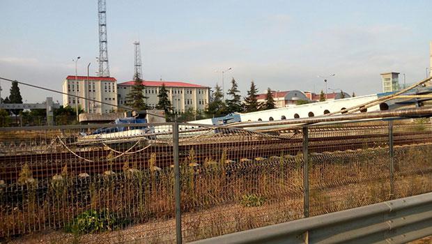Sondaj makinesi hızlı tren yoluna devrildi, tren yolu kapandı