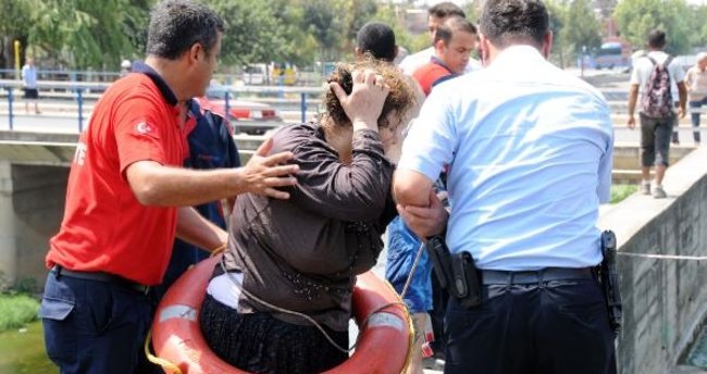 Sulama kanalına atlayan kadını vatandaşlar kurtardı