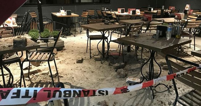 Tarihi binanın duvarı çöktü, 4 kadın yaralandı
