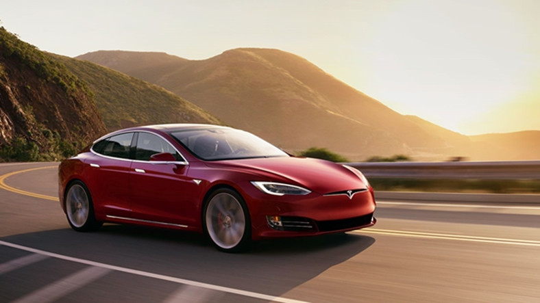 Tesla Model S, Tek Şarj ile 1000 KM'den Fazla Yol Gitti