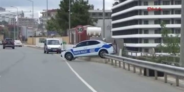 Trabzon'da kazaları önlemek için 'maket polis aracı'