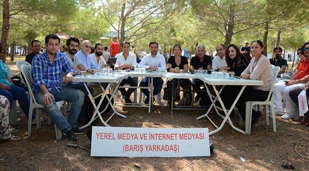 Tutuklu gazeteciler için meslektaşlarından Adalet Anıtı’na tuğla
