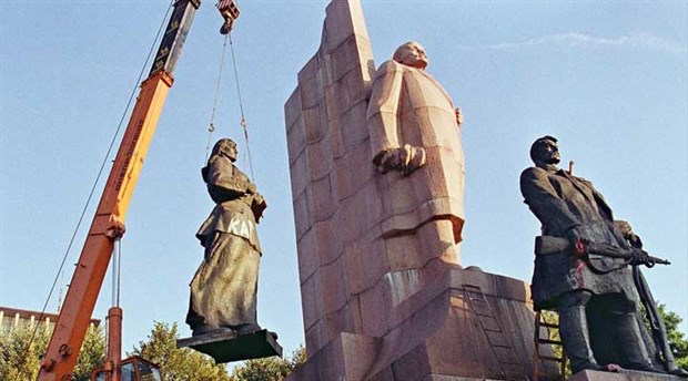 Ukrayna’daki tüm Lenin heykelleri kaldırıldı