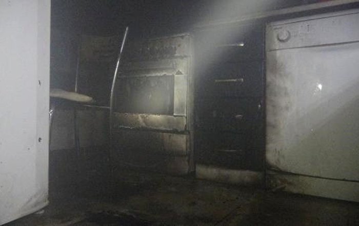 Üst kattaki tadilat sesine kızan kadın, benzin döküp oturduğu evi yaktı