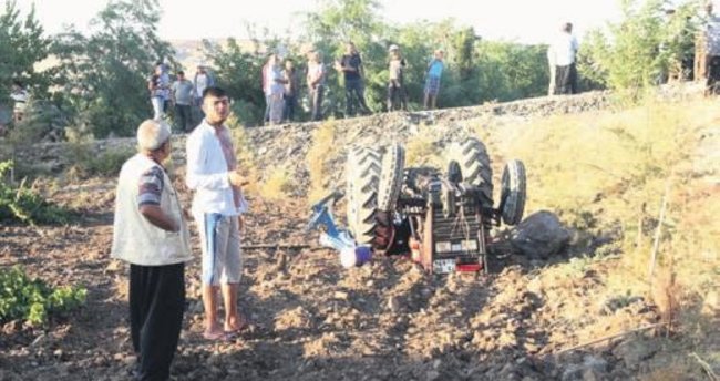 Üzüm bağına yuvarlanan traktör iki çocuğu ezdi