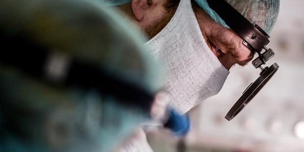 Yakını muayene sırasını kaçırınca doktoru dövdü