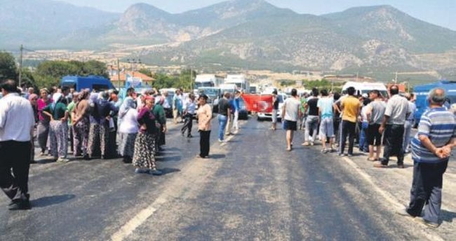 Yaşlı kadın kazada öldü mahalleli yolu kapattı