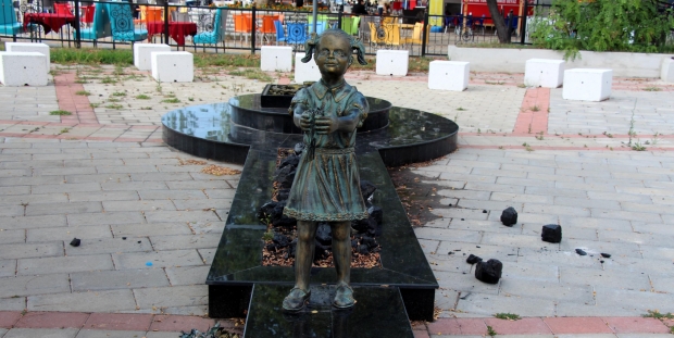 Zonguldak'ta Atatürk'e çiçek veren kız heykeline saldırı