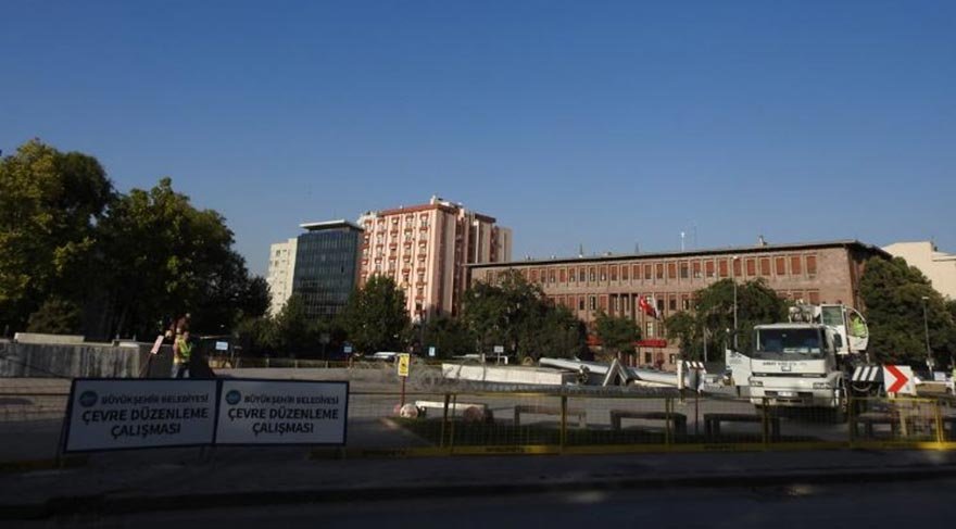 GÖKÇEK:ANKARA`NIN GÖBEĞİNDE ATATÜRK MEYDANINI YIKTIRDI!