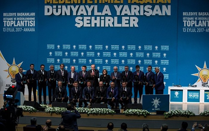 AK Parti’den Eroğan’ın ödül verdiği FETÖ sanığı belediye başkan için açıklama