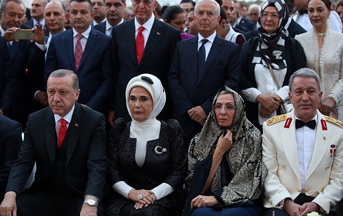 Akar’dan eşinin örtülü fotoğrafı hakkında açıklama: İnanç, Allah ile kul arasındadır