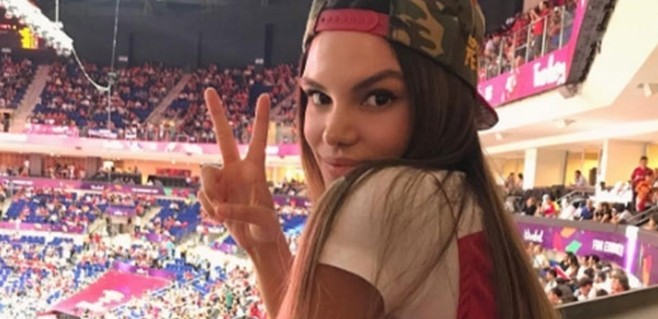 Almeda Abazi'den 12 Dev Adam'a destek