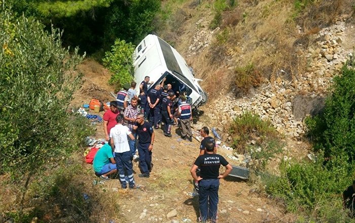 Antalya’da tur midibüsü uçuruma yuvarlandı: 4 ölü, 27 yaralı