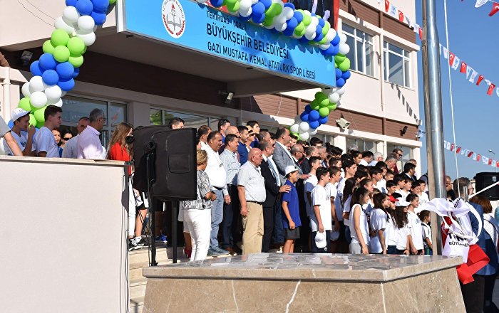 Atatürk Lisesi, Atatürk büstü olmadan devredildi