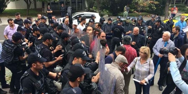 Atatürk Orman Çifliği'ndeki arazinin ABD'ye satışını protesto edenlere polis müdahalesi