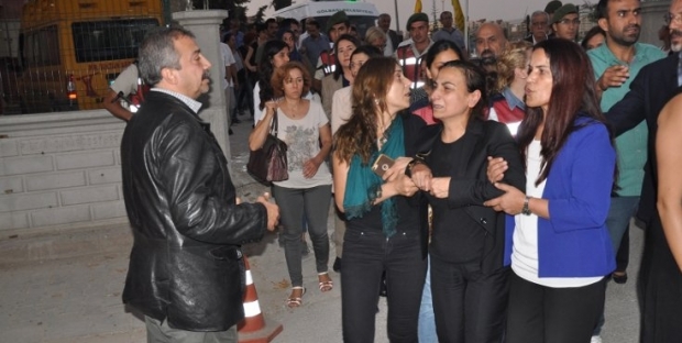 Aysel Tuğluk'un annesinin cenazesine saldırı; cenaze mezardan çıkarıldı
