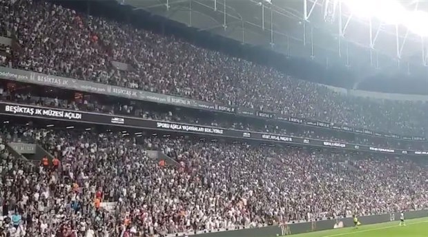 Beşiktaş taraftarından Konyaspor eski başkanına İzmir Marşlı