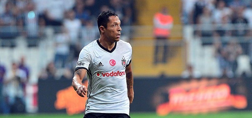 Beşiktaş'ta Adriano Fenerbahçe maçında yok