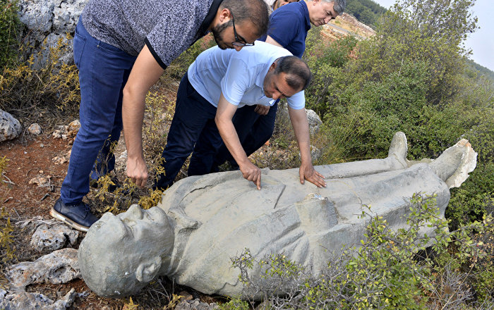 Çalılık alana atılmış Atatürk heykeli bulundu