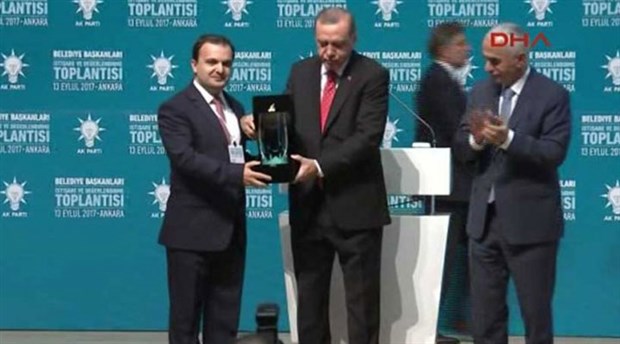 Erdoğan, ‘FETÖ’den yargılanan AKP’li başkana ödül verdi