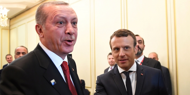 "Erdoğan ne yaptı da Macron daha başkanlığının birinci yılı dolmadan yaka silkmeye başladı?"