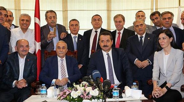 Eski bakandan yeni bakana ‘yolsuzluk’ göndermesi