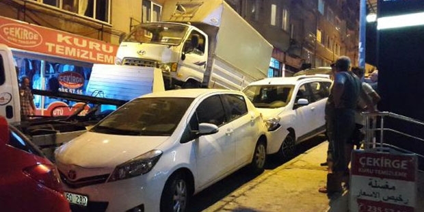 Freni boşalan kamyonet 10 araca çarparak durabildi