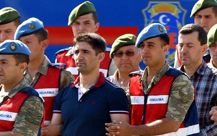 Hakim, darbe sanığı askeri duruşmadan attı