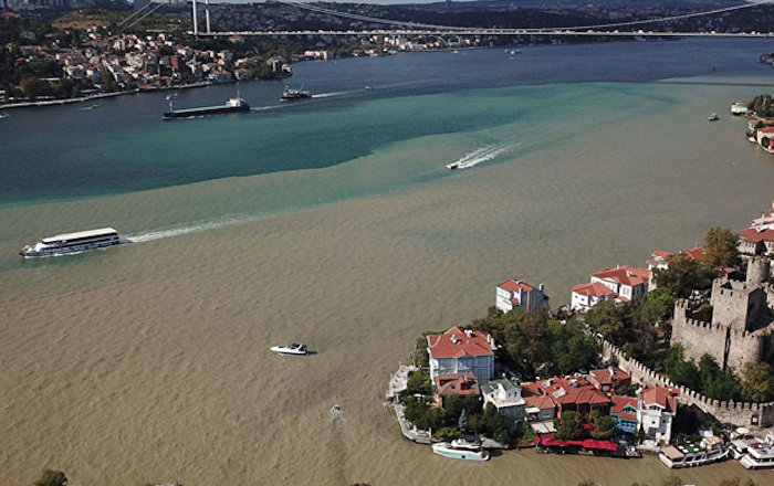 İstanbul Boğazı’nın rengi görenleri şaşırttı