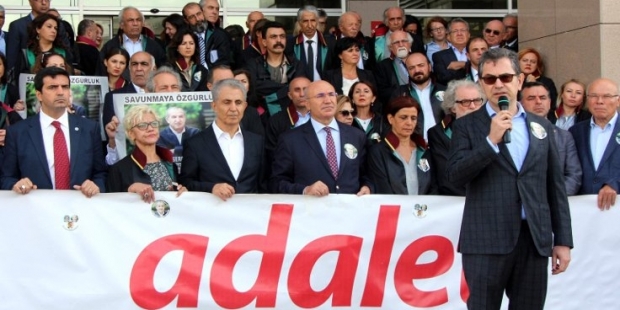 Kadri Gürsel Adalet Nöbeti'nde: Çürümediğimizin kanıtı olarak buradayım