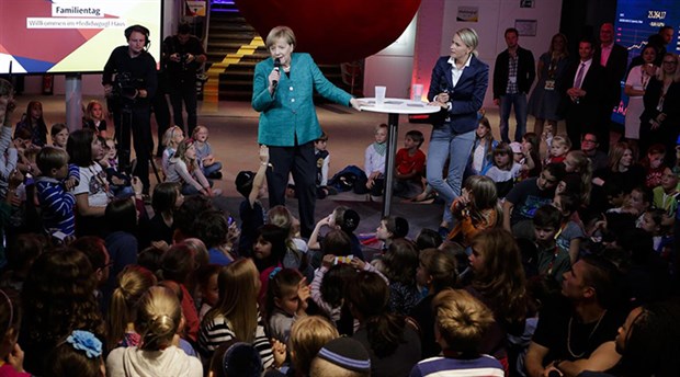 Merkel: Astronot olmak isterdim