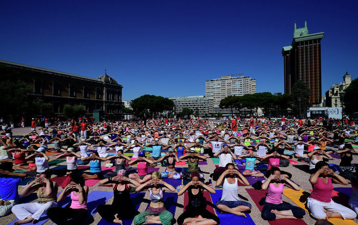 Milli Gazete, Myanmar’daki şiddetin faturasını yoga yapanlara çıkardı