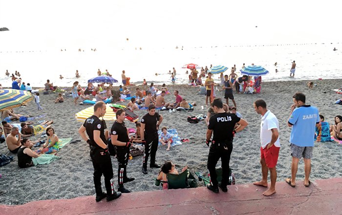 Plajda bira içen kadınlara gözaltı