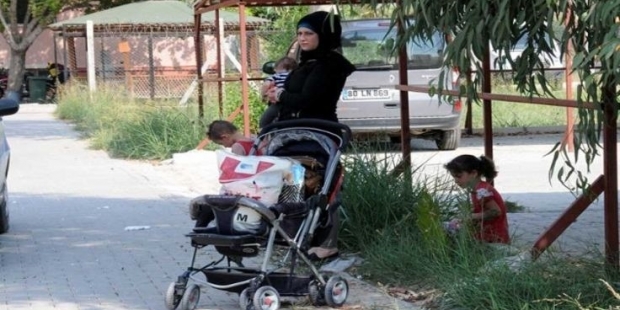 Suriyeli kadın 3 çocuğuyla sokakta kaldı