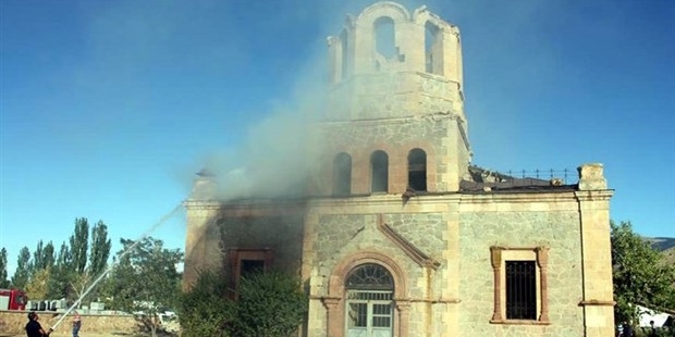 Tarihi kilise ateşe verildi