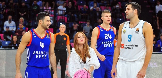 Anadolu Efes-Real Madrid maçında Elçin Sangu pembe top ile hava atışı yaptı