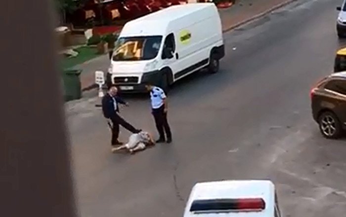 Antalya’da polisler yerdeki kadını saçlarından sürükledi, tekmeledi, copla dövdü