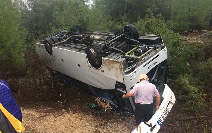 Antalya’da tur midibüsü şarampole devrildi: 18 yaralı