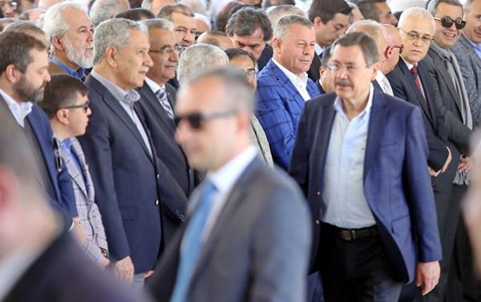 Arınç’tan Gökçek’e: Birileri koltuğundan kalkmakta sıkıntı yaşıyorsa altını kirletmiştir