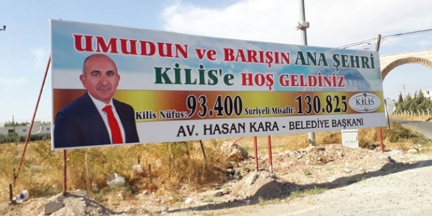 'Barış şehri Kilis'te bir pankart: Nüfus: 93.400 Suriyeli misafir: 130.825