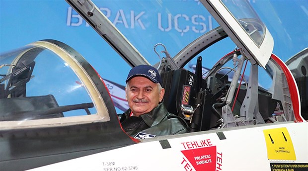 Başbakan Yıldırım, savaş uçağında poz verdi