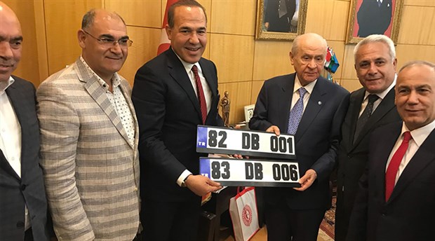 Belediye Başkanı’ndan Bahçeli’ye 82-83 plaka hediyesi