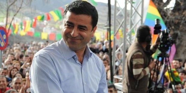 Bingöl'de ev baskını; polis, Selahattin Demirtaş'ın fotoğrafına el koydu