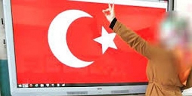 'Bozkurt' işareti yapan öğretmen kendi isteğiyle görevden ayrılmış