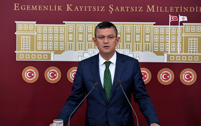 CHP’li Özel: Gökçek, can çekişe çekişe gidiyor