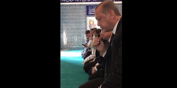 Cumhuriyet yazarından Erdoğan’a: ‘İzlenmek ve tapınılmak üzere