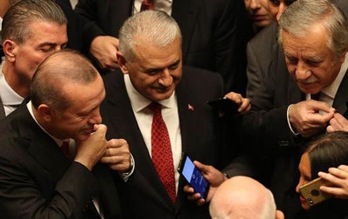 Erdoğan ile MHP’li Adan rozetlerini değiştirdi