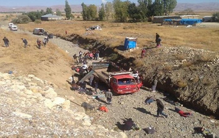 Hakkari’de kamyonet şarampole yuvarlandı: 65 göçmen yaralı